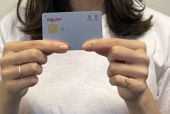 クレジットカード_作り方_楽天カードを持つ編集部員