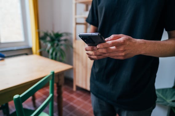 free_スマホを触る人